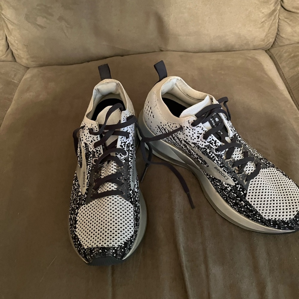 New Brooks Tennis Shoes 8.5
